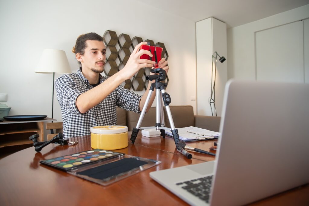 Persona preparando su celular en un trípode para grabar contenido de Instagram