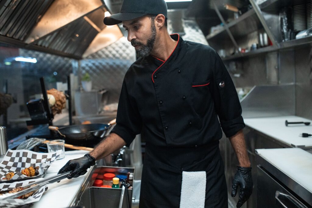 Chef preparando comida en la cocina de un restaurante latino