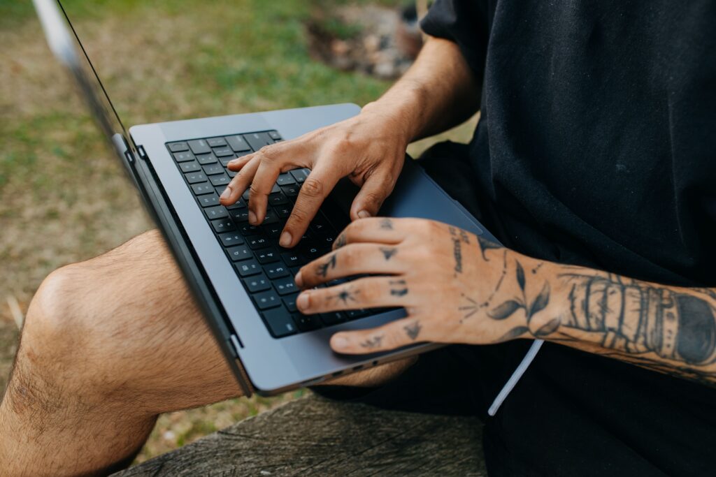 Persona gestionando su estrategia de email marketing desde la laptop al aire libre