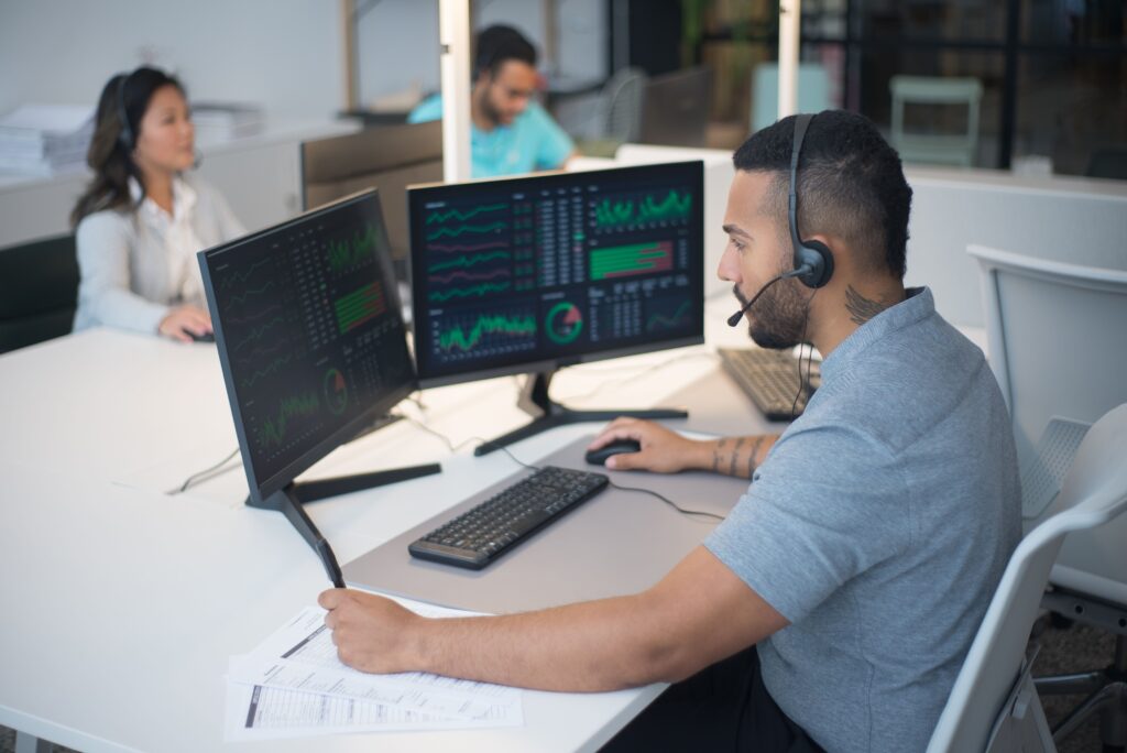 Equipo de atención al cliente revisando dashboards de datos en sus computadoras
