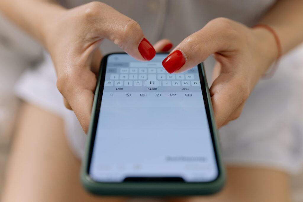 Persona escribiendo un mensaje para configurar su chatbot de atención al cliente
